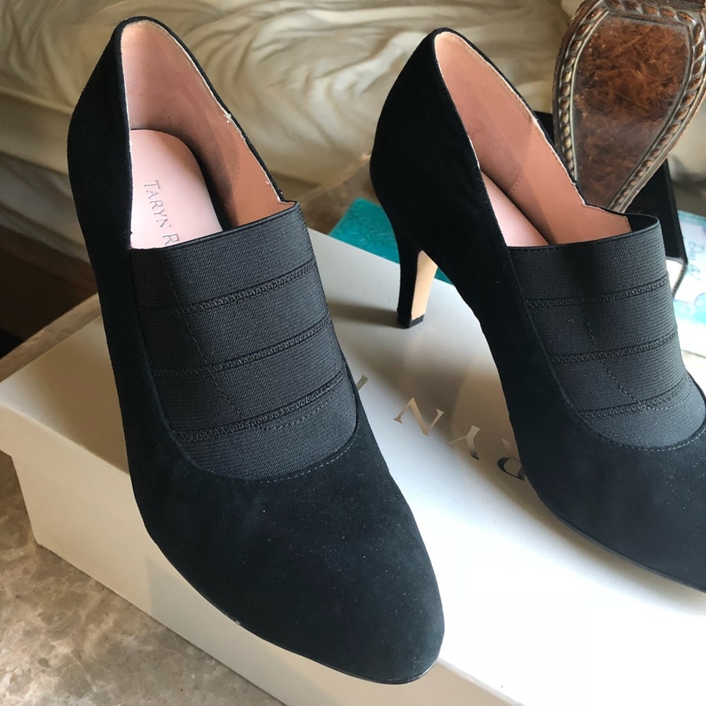 Tacoma suede stretch pump